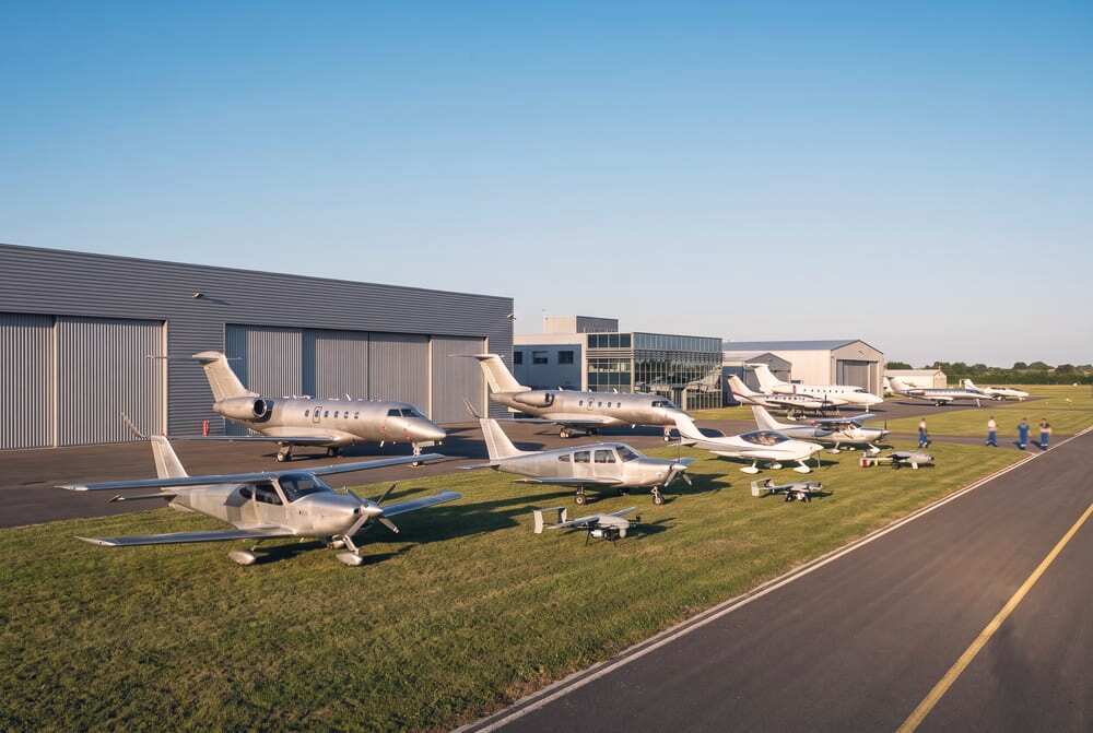 Avions d’affaires alignés sur une exposition statique de salon aéronautique