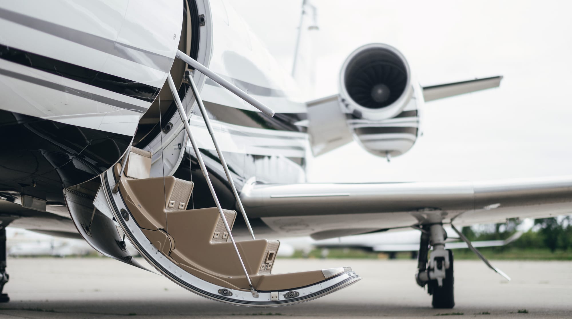 Un avion d’affaires sur l’aire de stationnement, sa porte à escalier ouverte